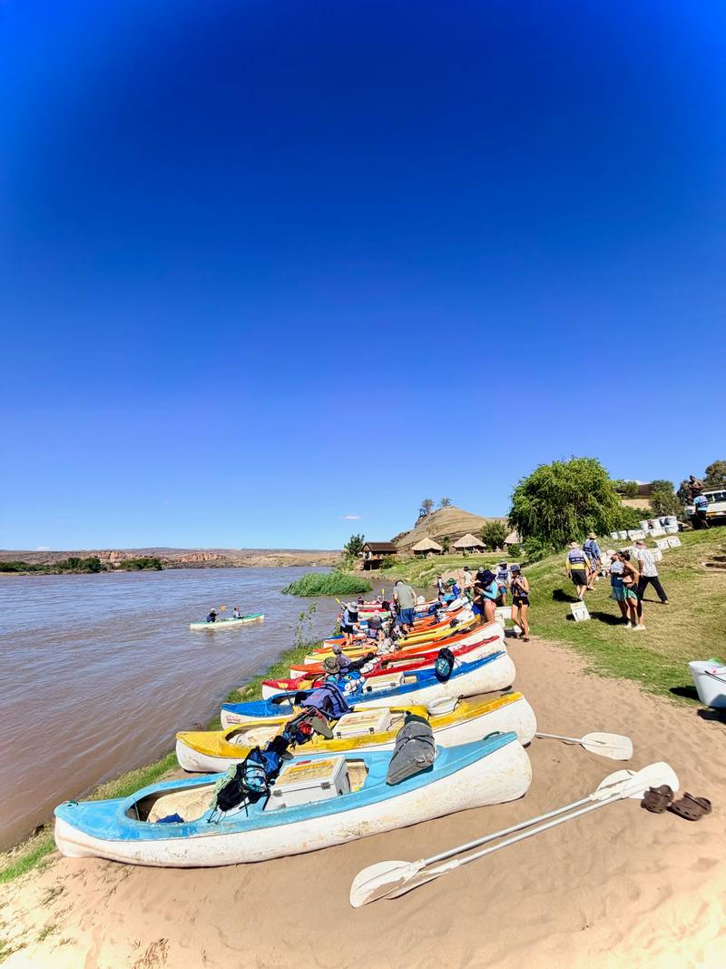 Cover image for Rafting the Orange River with children: four days, eight families, no signal